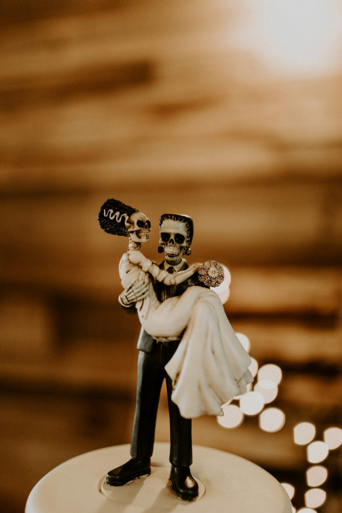 halloween wedding ideas skeleton cake topper